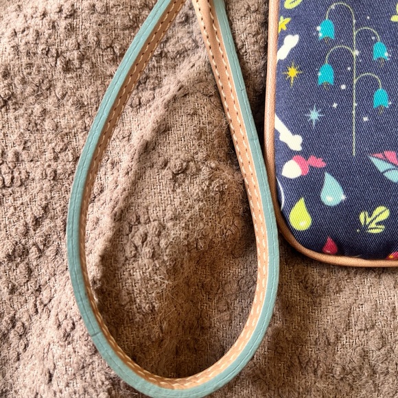 2015 Dooney & Bourke Tinker Bell Wristlet - Navy with Pastel Fairytale Print - Picture 3 of 10